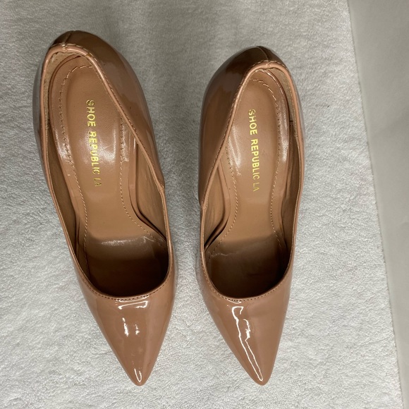 Shoe Republic LA
Paltrow Taupe Patent Leather Pumps/great con/Size 7.5 4.5 inch - Picture 3 of 9